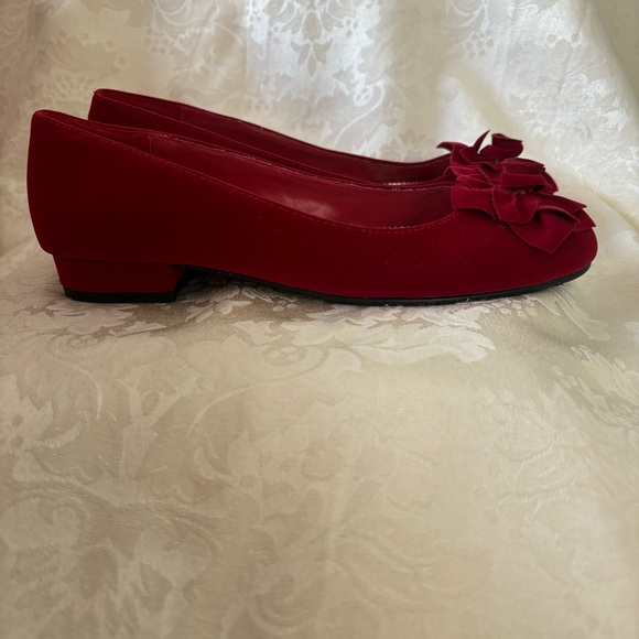 NWOT Lalla Red Velvet Rose Accent Flats, Size 7 - Picture 7 of 9
